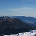 Bevor ich den Cimon Rava wieder verlasse, gilt dieser Blick dem Val Sugana und den lieblichen Kuppen des Monte Agaro (2062 m, Bildmitte) und Monte Coppolo (2089 m, Hintergrund links der Bildmitte) ..... und ganz in der Ferne, unter dem Dunst zu erahnen, dem winterlichen Mittelmeer.