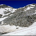 Kurz nach dem Lucendropass geht es auf einer praktisch noch geschlossenen Schneedecke (wir schreiben anfangs Juli 2008) bis zum Gipfel.