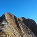 La discesa dal Monte Altissimo prima lungo la cresta e poi, per evitare quel salto roccioso, si mantiene sul versante nord (a sinistra nella foto).
