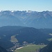 Blick über das Tal der Leutasch zum Alpenhauptkamm.