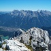 Blick vom Gipfel nach Mittenwald und in die nördliche Karwendelkette; in der Bildmitte die viel schwierigere Untere Wettersteinspitze 2152m