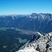Blick vom Gipfel nach Mittenwald und in die nördliche Karwendelkette