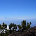 Am Horizont der Teide auf Teneriffa und rechts daneben La Gomera