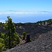 Scharze Lavafelder am Hoyo Negro, und am Horizont der Teide auf Teneriffa und rechts daneben La Gomera