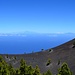 Am Horizont der Teide auf Teneriffa und rechts daneben La Gomera