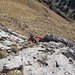 [u Esther58] am Felsgürtel unterm Gipfelplateau. Das desolate Seil wurde entfernt. Die kurze Kraxelei (I-II) stellt aber auch so kein Problem dar