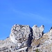 Ein Gleitschirm kreist über der kuriosen Felsformation beim Stellihorn