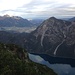 Der Tauern überm Heiterwanger See, links Reutte