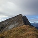 Bereits auf dem Zahn. Hier der Rückblick zur Kohlbergspitze