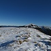 [u 83_Stefan], der einsame Wanderer hinüber zum Gipfelkreuz des Vorderskopfes, das am Nordrand des Gipfelplateaus steht.