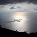 Karmílio Óros (Profítis Ilías) - Meerblick vom Gipfel aus. Noch immer halten sich dunkle Wolken über der Áthos-Südküste.