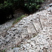 Im Abstieg zwischen Stavrós und Agía Ánna - In einer Höhenlage von ca. 500 - 400 m führt der Weg durch ein großes Blockfeld, in welches auch zahlreiche Stufen betoniert sind. Da diese aber stellenweise mit Steinen und Schutt bedeckt sind, läuft es sich nicht überall angenehm.