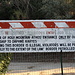 Bei Ouranoúpoli - Südlich des Ortes verläuft die Grenze zur Mönchsrepublik. Diese ist mit einem Zaun bzw. einer Mauer gesichert. Tafeln warnen außerdem vor einem illegalen Grenzübertritt.