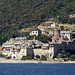 Unterwegs an der Áthos-Westküste - Blick vom Ausflugsschiff zum Kloster Xenofóntos (Μονή Ξενοφώντος).