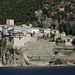 Unterwegs an der Áthos-Westküste - Blick vom Ausflugsschiff zum Kloster Dionysíou (Μονή Διονυσίου).