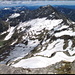 Auf dem Gipfel, Blick auf die Aufstiegsroute (Mitte links über die Schneefelder bis zur Btta di Mügaia (rechts unten).