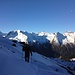 La prima neve poco sopra l'Alpe Balniscio, alle spalle le montagne di confine con la Calanca