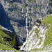 Auf der "Ogikanzel" rechts sitzt Gudrun.  Der Wasserfall auf der gegenüberliegenden Talseite entströmt dem Balmhorngletscher. Dazwischen liegt an die 1000 Meter tiefer der Talgrund von Gastere !