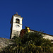 Stahlblauer Himmel über der Kirche von Auressio