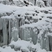 Riesige Eiszapfen schmücken das Fahrsträsschen in der Val d'Err