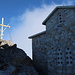 Áthos - Blick zum Gipfelkreuz, daneben befindet sich die neue Kapelle Verklärung des Heilands (Εκκλησία Μεταμόρφωση Σωτήρος).