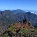 Blick nach Süden, über die Caldera de Taburiente hinweg zum Südteil der Insel, über den die berühmte Vulkanroute führt.