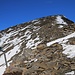 Nach der felsigen Passage zwischen 2740m und 2800m auf dem Schwarzhoren-Südgrat schlängelte sich der alpine Bergweg unschwierig über den breiten Rücken zum Gipfel hinauf. 

Interessant ist die technische Anlage links auf dem Foto. Dank Sovi weiss ich nun dass es sich um einen Lawinensprengmast der Firma Wyssen (Wyssen Avalanche Control) handelt.