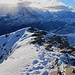 Gipfelaussicht vom Schwarzhoren (2927,7m) über das Vorgipfelchen zu den bewölkten Berner Hochalpen.