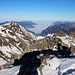 Schwarzhoren (2927,7m): <br /><br />Aussicht vorbei am Wildgärst Nordostgipfel (2866m) und Garzen (2711m) in Richtung Luzern. Ins Tal vom Obwalden fliesst der Nebel. Der Pilatus (Tomlishorn; 2128,5m) ragt links am Talende als erster Gipfel über die leidliche Nebeldecke.