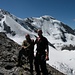 Roli und ich auf dem Gipfel der Wilden Frau 3274m.<br />Links die Wyssi Frau 3650m, rechts markant das Blüemlisalphorn 3661m, am rechten Bildrand das Doldenhorn 3638m.