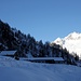 <b>In un’ora e mezza arrivo all’Alpe di Cristallina (1800 m), che aggiro ad est, seguendo la stradina.</b> 