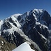 Was für ein Gipfelausblick! Die komplette Südseite des Mont Blanc mit dem Brouillard-Grat (rechts) und Aiguilles du Bionnassay und Dome du Gouter (links)