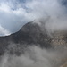 Unterwegs zwischen den Hütten "Spílios Agapitós" und "Giósos Apostolídis" - Blick zum Gipfel Stefáni (Στεφάνι, 2.909 m). Am "Thron des Zeus" ziehen gerade Wolken vorbei.
