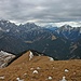 Zwischen Nördlicher Karwendelkette und Soierngruppe schaut die Zugspitze durch.