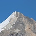 Der Gipfelbereich im Zoom. Man erkennt das Gipfelkreuz und einige Bergsteiger. Der Aufstieg erfolgt genau auf dem Grat der Schnee und Schutt trennt.