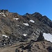Auf ca. 3000 Meter kommt man auf ein schmales Plateau mit einem großen Steinmann. Hier sieht man zum ersten mal den restlichen Aufstiegsweg über den Südwestgrat bis zum Gipfel.