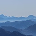 Die Fernsicht ist heute unglaublich. Im Südosten lässt sich rechts des zackigen dunklen Klotztes links im Bild (der unbedeutende Große Fensterlekofel) der Triglav in Slovenien erkennen! Die Entfernung dorthin: 174 Kilometer!!!  Wer mehr über die Gipfel auf diese und die folgenden Fotos wissen will schaut am besten zum Peakfinder:  https://www.peakfinder.org/?lat=46.9725&lng=11.7275&azi=111&zoom=7&ele=3510&date=2016-08-28T12%3A46Z&name=Hochfeiler+-+Gran+Pilastro