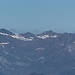 Ein Schwenk nach links zeigt die restlichen Ötztaler Alpen bis zur Hochwilde etwas links der Mitte. Links davon im Hintergrund der Piz Bernina in 150 Kilometer Entfernung, der einzige 4000er der Ostalpen.