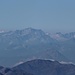 Auch noch gut erkennbar die Berge im 130 km entfernten Adamello-Gruppe: Care Alto (links), davor Presanella (Mitte) und Monte Adamello (rechts).