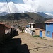 Der obere Stadtteil von Curahuasi auf etwa 2750m. Im Hintergrund zunächst der Hausgipfel der Stadt Mirador San Cristobal (rund 3200m), dahinter stehen unbekannte 5000er mit vergletscherter Südseite.