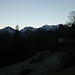 Ankunft auf Underi Hutte: ein wolkenloser Tag kündigt sich über Morgenberghorn, Schwalmere und Dreispitz an