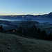 Letzte Pfadspuren auf Oberi Hutte: unten der Thunersee, links Thun, in der Mitte Spiez und rechts Sigriswilergrat und Sibe Hängste