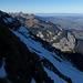 Aussicht vom N-Couloir zur Stockhornkette von der Simmeflue bis zum Gantrisch, rechts darüber Amsoldinger- und Übeschisee