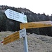 I cartelli bianchi indicano i sentieri nella riserva per raggiungere i vari alpeggi storici