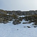 ... mit Hochblick zum vormittags begangenen Schneefeld und Durchstiegsrinne (obere Bildmitte, leicht rechts)