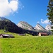 mit der Sesselbahn auf der Alp Selamatt geht es durch saftige grüne Wiesen zur Alp Zinggen hinauf.