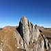 Dent de Combette, von den Rochers des Rayes gesehen, links im Schatten das Aufstiegsband