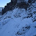 Teilweise musste ich doch noch Stufen in den Schnee kicken, um die steileren Passagen zu queren. Die Wanderstöcke waren hier für etwas mehr Halt zusätzlich hilfreich.