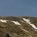 Mächtig herangezoomt: bis hinauf zum Gipfelkreuz sind es ab Steinmann fast 200 Hm.