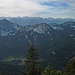 Blickfang ist das Gipfelduo Roß-/Buchstein. Dahinter zeigt sich das Karwendelgebirge.